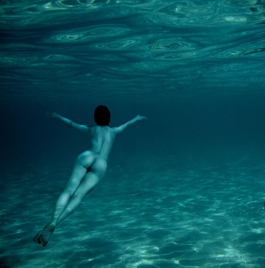 nude Mermaid underwater girl