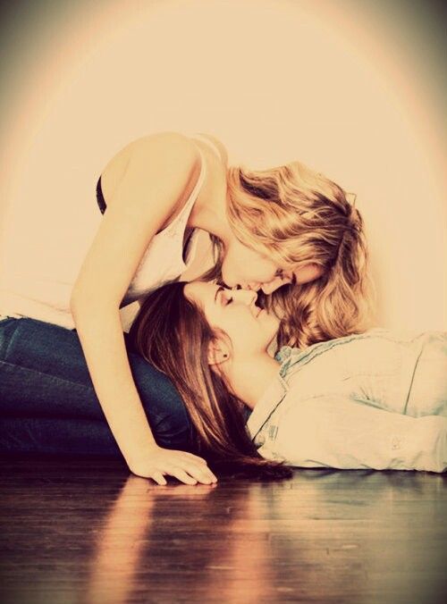 lesbian kissing Cute girls
