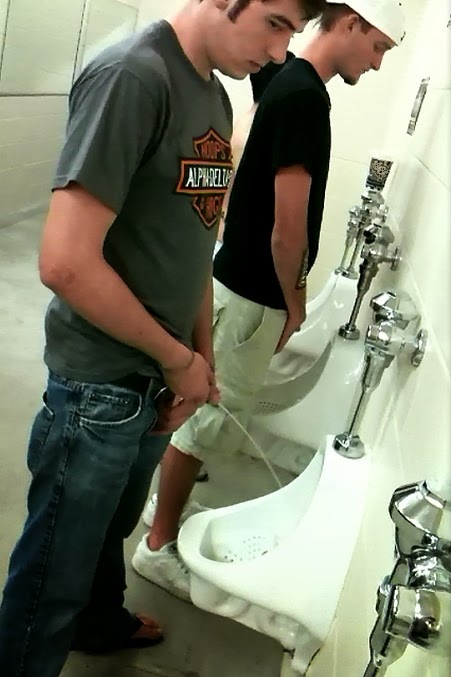Hot guys pissing together